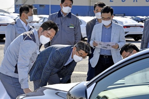 기아자동차 송호성 사장이 평택항에서 품질점검을 실시하고 있다