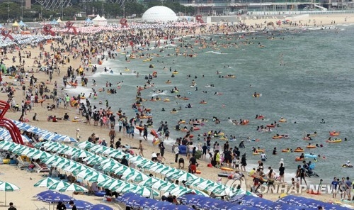 7월 마지막 일요일인 28일 부산 해운대해수욕장에는 휴가철을 맞아 물놀이를 즐기면서 더위를 식히는 피서객들로 북적거리고 있다. 2019.7.28