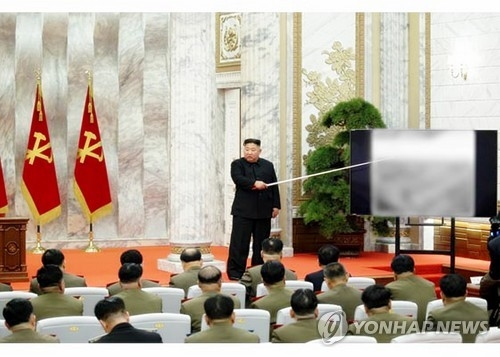  북한은 김정은 국무위원장이 주재한 가운데 당 중앙군사위원회 제7기 제4차 확대회의를 열었다고 북한매체들이 24일 보도했다. 김정은 위원장이 긴 막대로 스크린의 한 점을 가리키며 위원들에게 설명하고 있다. 2020.5.24