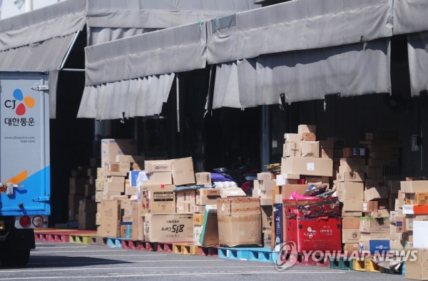 코로나19 확진자가 발생해 임시 폐쇄된 서울 CJ대한통운 영등포지점에 택배 물품들이 쌓여 있다.