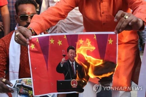 18일 인도 보팔에서 시진핑(習近平) 중국 국가 주석의 사진을 불태우는 시위대. [EPA=연합뉴스]