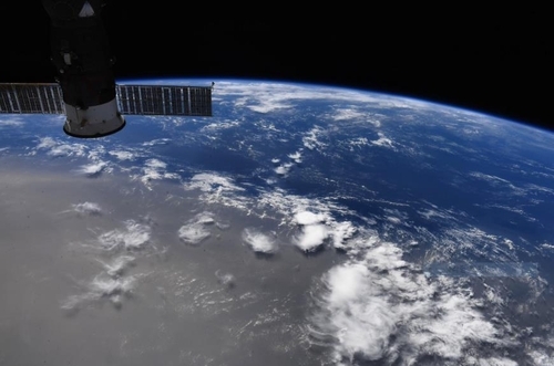 NASA 우주비행사가 국제우주정거장에서 찍은 사하라 먼지구름 [우주비행사 더그 헐리 트위터 캡처