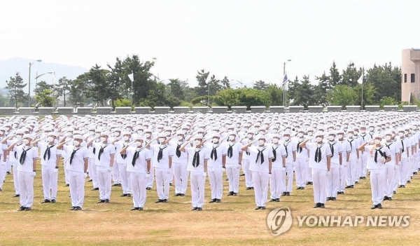 5일 경남 창원시 진해구 해군교육사령부 연병장에서 열린 '제666기 해군병 수료식'에서 해군병이 경례하고 있다. 2020.6.5 [해군 제공