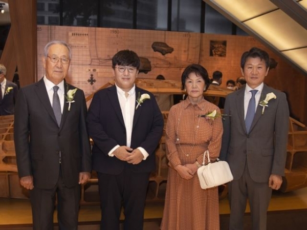 왼쪽부터 김철수 포니정재단 이사장, 방시혁 빅히트 엔터테인먼트 의장, 박영자 여사, 정몽규 HDC 회장. 포니정재단