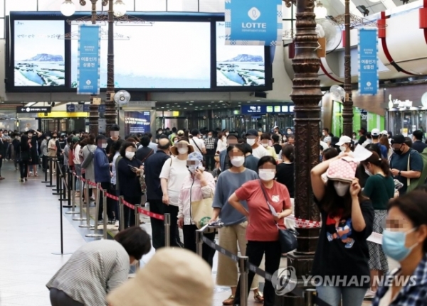 6월 26일 오전 서울 영등포구 롯데백화점에서 재고 면세품을 사려는 시민들이 줄지어 대기하고 있다