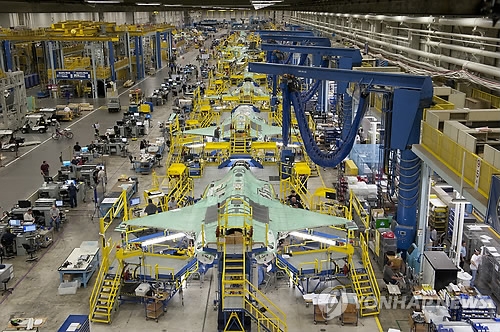 미국 록히드마틴사의 F-35 생산공장의 모습. 미 텍사스주 포트워스에 위치한 공장은 9만2천900여㎡의 거대한 규모로 1.6km의 생산 벨트에 로봇 등 각종 첨단 자동제어장치로 구성돼 있으며 기술ㆍ관리 인력 4천여 명을 포함해 총 6천여 명이 근무한다. 2011.9.15 << 정치부 기사 참조, 록히드마틴사 제공 