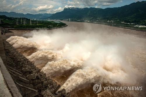 중국 홍수 방류하는 싼샤댐