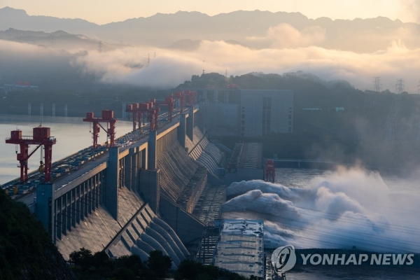 중국 홍수 3호 방류하는 싼샤댐