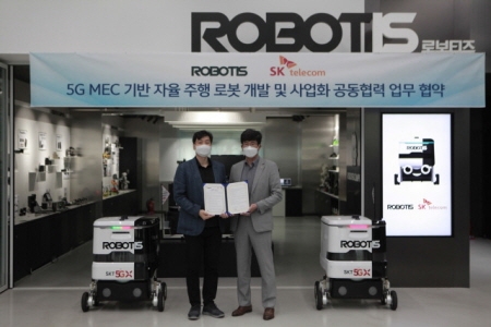왼쪽부터 로보티즈 김병수 대표와 SK텔레콤 최판철 본부장이 5G MEC 자율주행 로봇 개발 협력을 체결하고 기념촬영을 하고 있다