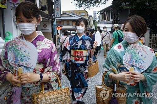 기모노 차림으로 일본 교토(京都)를 관광하는 여성들