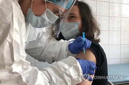 러시아가 자체 개발한 백신 1차 임상시험 접종 모습 [타스=연합뉴스 코로나19