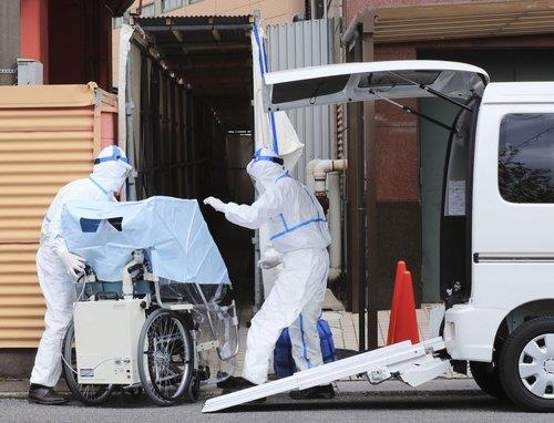 코로나19 환자 이송하는 일본 당국자