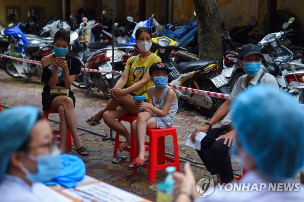 코로나19 검사 순서 기다리는 베트남 하노이 시민