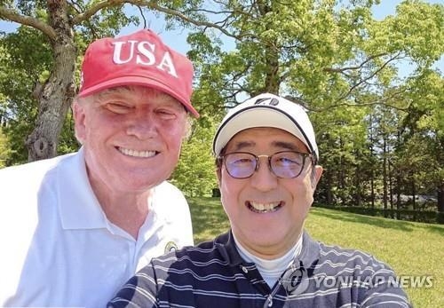 2019년 5월 방일 당시 아베 총리와 골프 라운딩을 하면서 셀카 찍은 트럼프 대통령. []