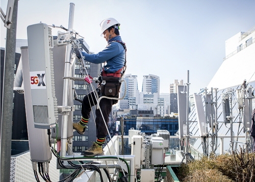 SK텔레콤 직원이 서울 명동 한 빌딩의 옥상에서 5G 기지국을 점검하고 있다. 