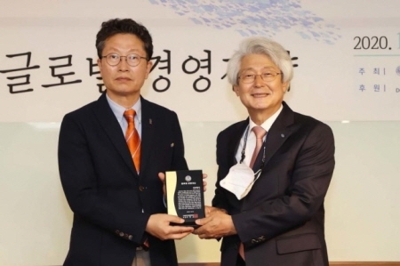 글로벌 경영대상 받는 김태오(오른쪽) DGB금융지주 회장 