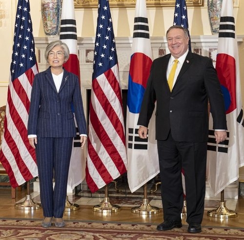 강경화 외교부 장관(왼쪽)과 마이크 폼페이오 미국 국무장관이 9일(현지시간) 워싱턴DC에서 오찬을 겸한 외교장관 회담에 앞서 기념 촬영하고 있다.