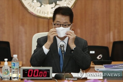 박지원 국정원장이 3일 국정원 청사에서 열린 국회 정보위원회의 국정감사에서 마스크를 고쳐쓰고 있다. 2020.11.3