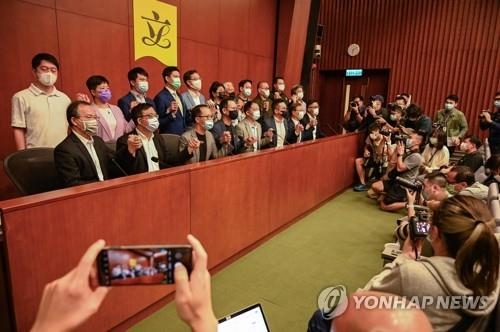 ) 홍콩의 범민주파 의원들이 지난 9일 입법회(의회) 의사당에서 기자회견을 하고 있다. 이들은 중국 전국인민대표대회(전인대) 상무위원회가 홍콩 기본법 위반을 이유로 동료 의원 4명의 자격을 박탈한다면 의원직을 집단 사퇴하겠다는 입장을 밝혔다.
