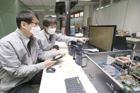 KT는 끊김 없이 양자암호 통신 서비스를 가능하게 하는 양자 채널 자동 절체 복구 기술을 세계 최초로 개발하는데 성공했다고 밝혔다. 서울 서초구 KT연구개발센터에서 KT 연구원이 양자 채널 자동 절체 복구 기술을 테스트 하고 있다.
