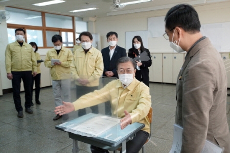 문재인 대통령이 29일 서울 용산에 있는 오산고등학교를 방문해 수능 방역 여건을 점검하는 모습. 