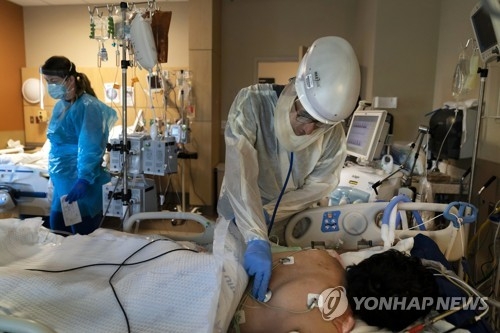 미국 로스앤젤레스의 한 병원 중환자실에서 의료진이 코로나19 환자를 돌보고 있다. 