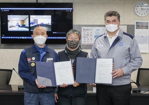 한국GM 노사 임단협 조인식 (서울=연합뉴스) 한국지엠 노사는 21일 부평 본사에서 '2020년 임단협 조인식'을 개최, 올해 노사교섭을 최종 마무리 지었다. 사진은 카허 카젬 한국지엠 사장(오른쪽), 권수정 금속노조 부위원장(가운데), 김성갑 금속노조 한국지엠 지부장(왼쪽)이 기념 촬영을 하고 있는 모습. 2020.12.21. . 