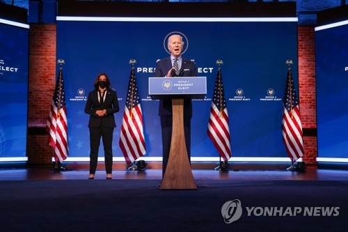 외교정책 화상회의 마치고 연설하는 바이든 () 조 바이든 미국 대통령 당선인이 28일(현지시간) 카멀라 해리스 부통령 당선인과 함께 델라웨어주 윌밍턴에 있는 대통령직 인수위원회에서 외교정책 화상회의에 참석한 뒤 연설하고 있다.