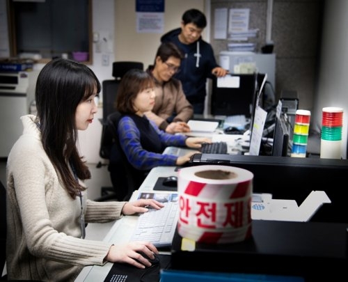  서울 용산구 여성 공무원이 지난 15일 구청 당직실에서 숙직 근무를 하고 있다. 용산구는 1월부터 3월까지 여성 공무원 숙직 제도를 시범 운영한다. 2020.1.16 [