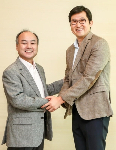 손정의 소프트뱅크 회장(왼쪽)과 김범석 쿠팡 이사회 의장. 쿠팡 제공  