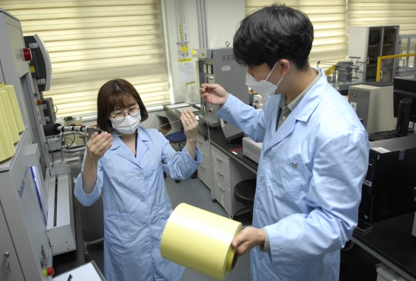 



▲코오롱인더스트리 연구원들이 아라미드 섬유인 '헤라크론' 제품을 살펴보고 있다.