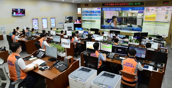 한국전력 직원들이 7.21(수) 한전 본사 재난종합상황실에서 전력수급 비상훈련을 시행하고 있는 모습