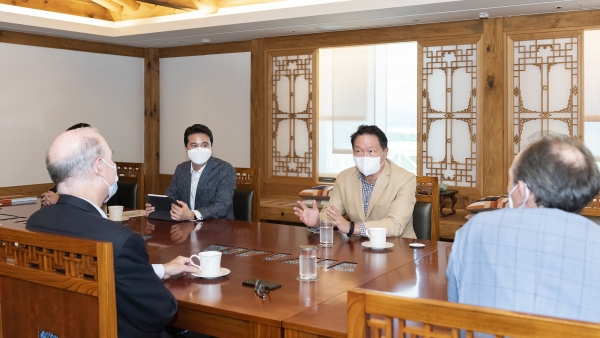 
▲최태원 SK그룹 회장(오른쪽 두번째)이 6일 서울 종로구 SK서린빌딩에서 플러그파워 앤드류 J. 마시 CEO를 만나 수소 생태계 구축 등 협력 방안을 논의하고 있다.
