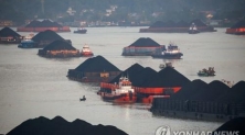 인도네시아 칼리만탄에서 채굴한 석탄이 바지에 실린 모습 [로이터=연합뉴스]