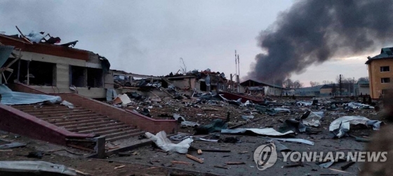 러군 공습에 파괴된 우크라 서부 야보리우 군사기지