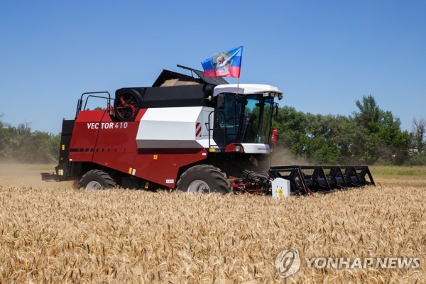 우크라이나 루한스크 지역에서 수확중인 밀 [타스 연합뉴스 자료사진. 재판매 및 DB금지]