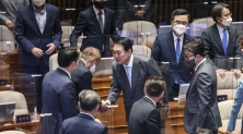 의원들과 인사하는 윤석열 대통령
