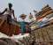 트럭에 설탕 싣는 인도 근로자 [로이터 연합뉴스 자료사진. 재판매 및 DB 금지]