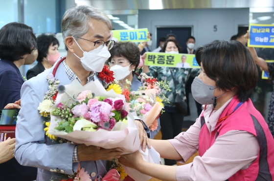 당선 축하받는 박종훈 [연합뉴스 제공]