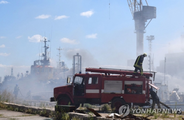 불타는 오데사항 (오데사<우크라이나> AFP=연합뉴스) 