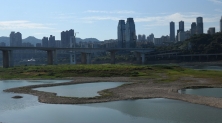 바닥 보인 양쯔강