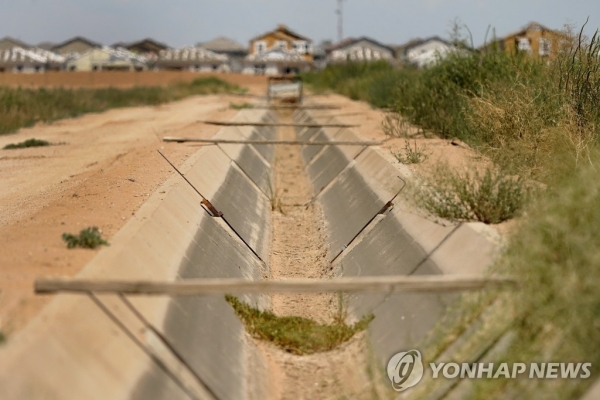 미국 서부 콜로라도강 유역 농경지의 말라붙은 용수로 [AP 연합뉴스 자료사진]