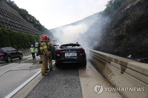 
▲2018년 8월 20일 오후 경북 문경시 불정동 중부내륙고속도로에서 달리던 BMW에서 불이 나 출동한 소방대가 불을 끄고 있다.<사진=연합뉴스>​​​