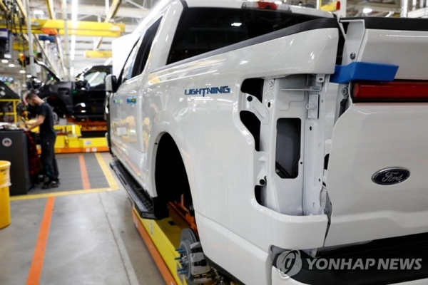 미국 포드 전기차공장 생산라인의 F-150 트럭 [AFP 연합뉴스 자료사진. 재판매 및 DB 금지]