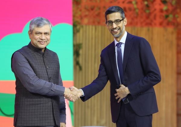 구글 알파벳 CEO 순다르 피차이(Sundar Pichai)와 인도 철도부 장관 