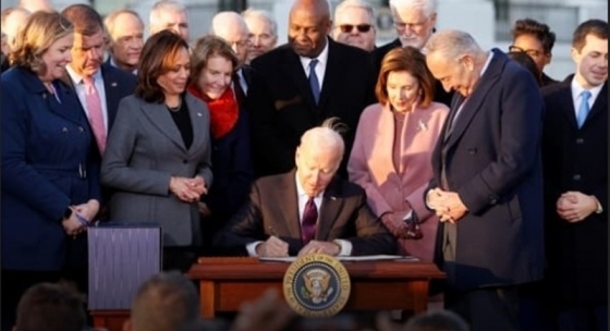 초당적 인프라 법안에 서명하는 바이든 미국 대통령