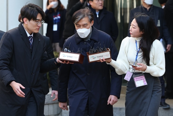 조국 '입시비리·감찰무마' 징역2년…법정구속 피해 