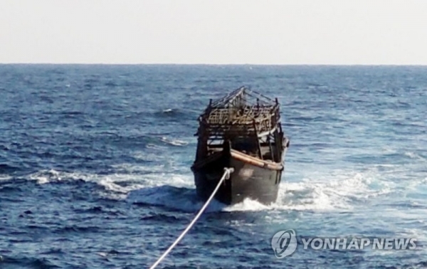 지난 2019년 동해에서 예인되는 북한 목선 [통일부 제공. 연합뉴스 자료사진] 