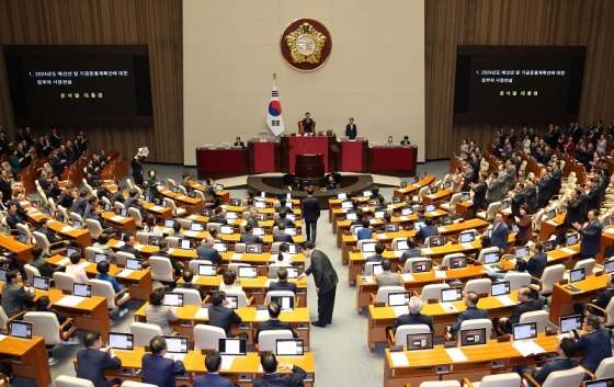 야당 의원들과 인사 나누는 윤석열 대통령.