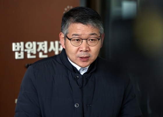 이정일 변호사가 제조·판매사인 옥시와 납품업체를 상대로 제기한 손해배상 청구 소송 상고심 판결과 관련해 취재진 질문에 답하고 있다.